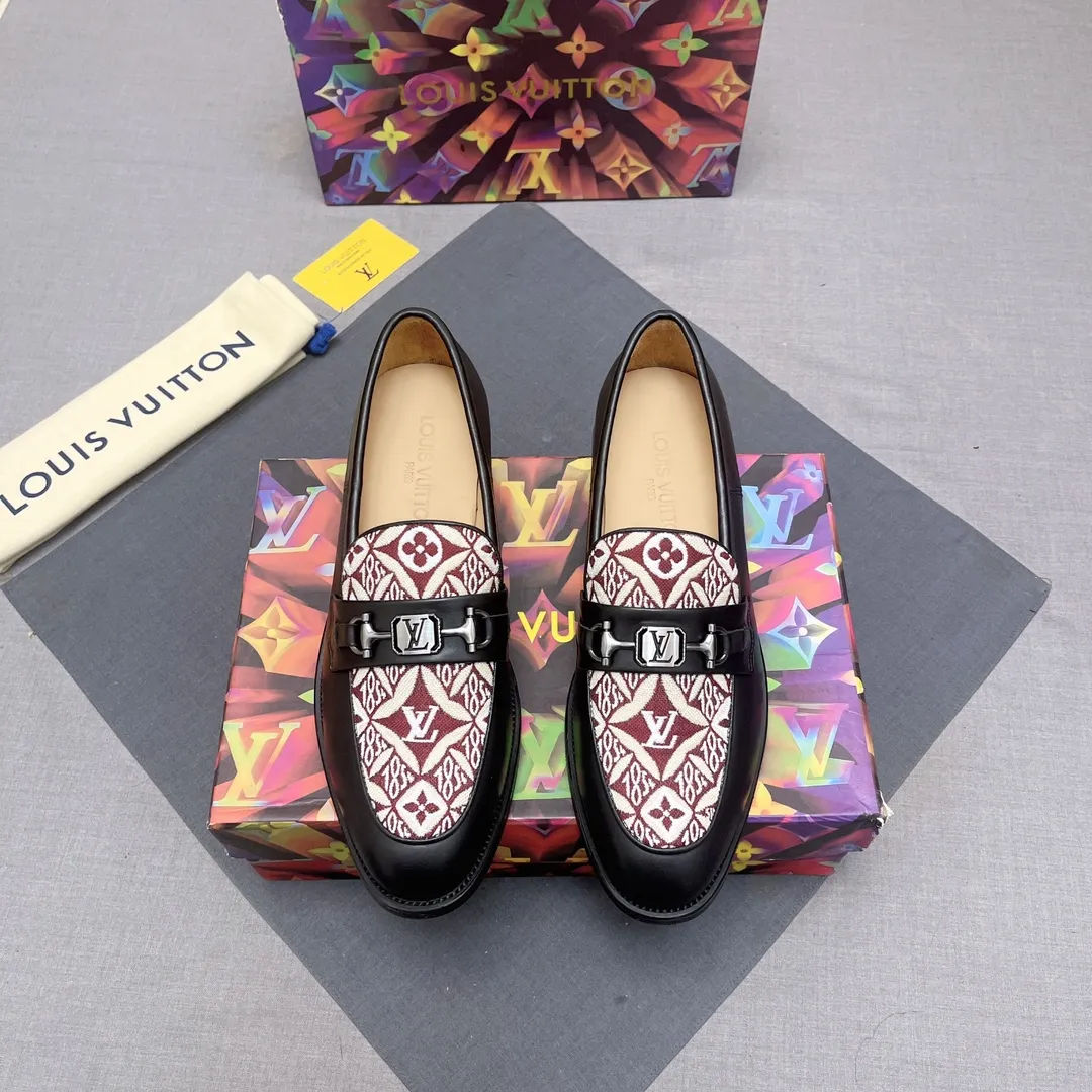 p440【LV】《Lv leather shoes are a must-have for trendy men. 👟Strong European fashion atmosphere. Generous shoe last. High-end quality. Fully imported first-layer cowhide. Sheepskin lining. Comfortable on the feet. Lightweight rubber outsole is thick and comfortable. 👍👍Its unique talent lies in its unremitting pursuit of innovation. 0️⃣0️⃣2️⃣ Code number 39 to 44 (Can be customized for 38.45) No. 0117